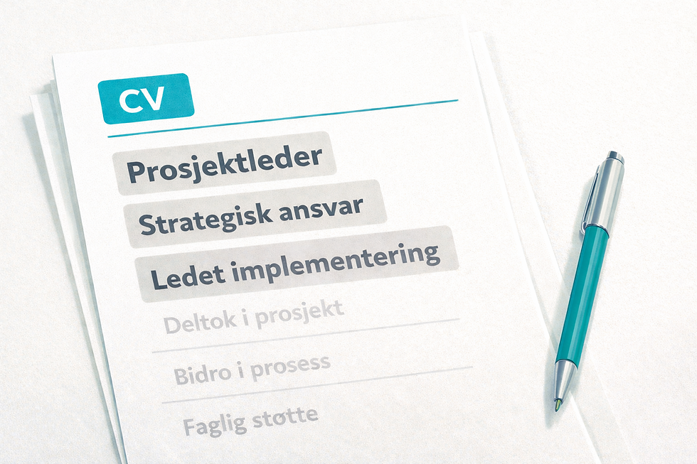 CV med fremhevede formuleringer om erfaring og ansvar, ved siden av en penn.