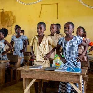 Kinder in einer Cacao Trace unterstützen Schule