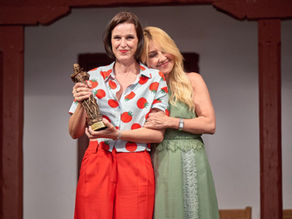Cayetana Guillén Cuervo entrega el Premio Talía por el Cambio Social y la Inclusión al Festival Internacional de Teatro Clásico de Almagro