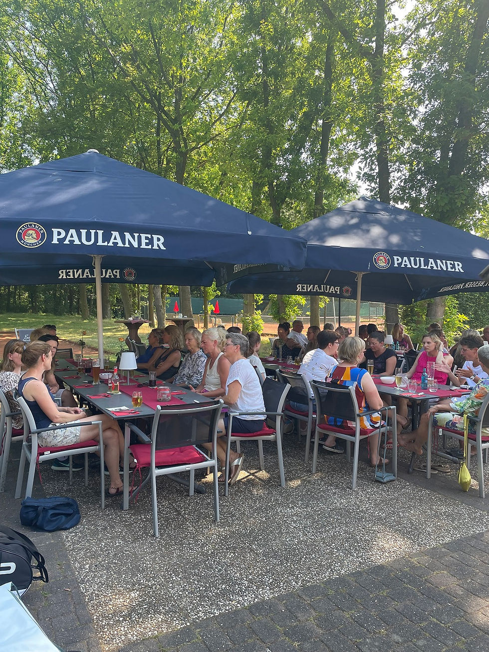 Die Damen sitzen gemütlich im Biergarten