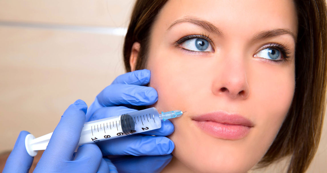 Utente a receber tratamento clínico de mesoterapia estética e facelift biológico no rosto. Uma abordagem de rejuvenescimento facial avançada e natural nas Clínicas Dr. Liberto Matos