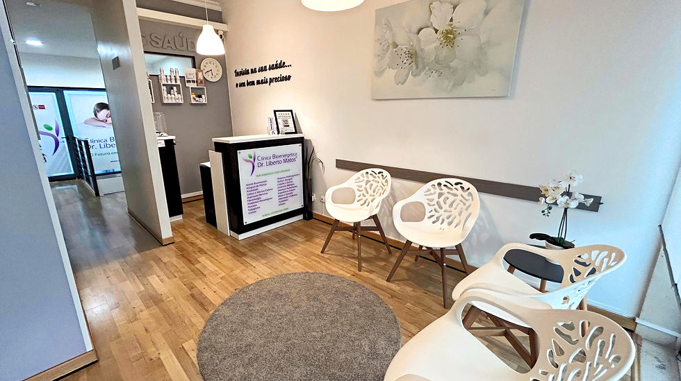 Sala de espera e receção das Clínicas Dr. Liberto Matos no Montijo. Um ambiente clínico moderno, sereno e acolhedor na Margem Sul, especialmente preparado para receber os nossos pacientes no tratamento da depressão, ansiedade e esgotamento mental