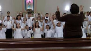 Jovens católicos celebram a Primeira Comunhão em Água Doce