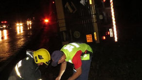 Caminhão com baterias da Pioneiro fica sem freios e tomba em Joaçaba