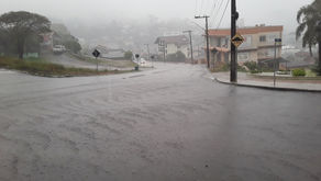 Chuva forte, vendaval e alagamentos marcam pré-feriado em Água Doce
