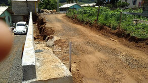 Criança sofre queda de bicicleta em rua abandonada no bairro Vila Nova