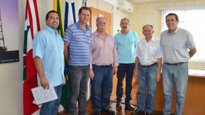 Titon visita Água Doce e entrega R$ 100 mil ao município