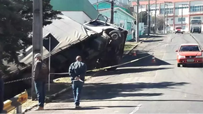 Caminhão perde o freio e capota no Centro de Água Doce