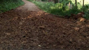 Agricultor reclama de situação de estrada do interior de Água Doce e secretário de infraestrutura es