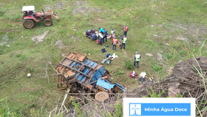 Caminhão cai de barranco de 30m em Água Doce e deixa 3 feridos graves