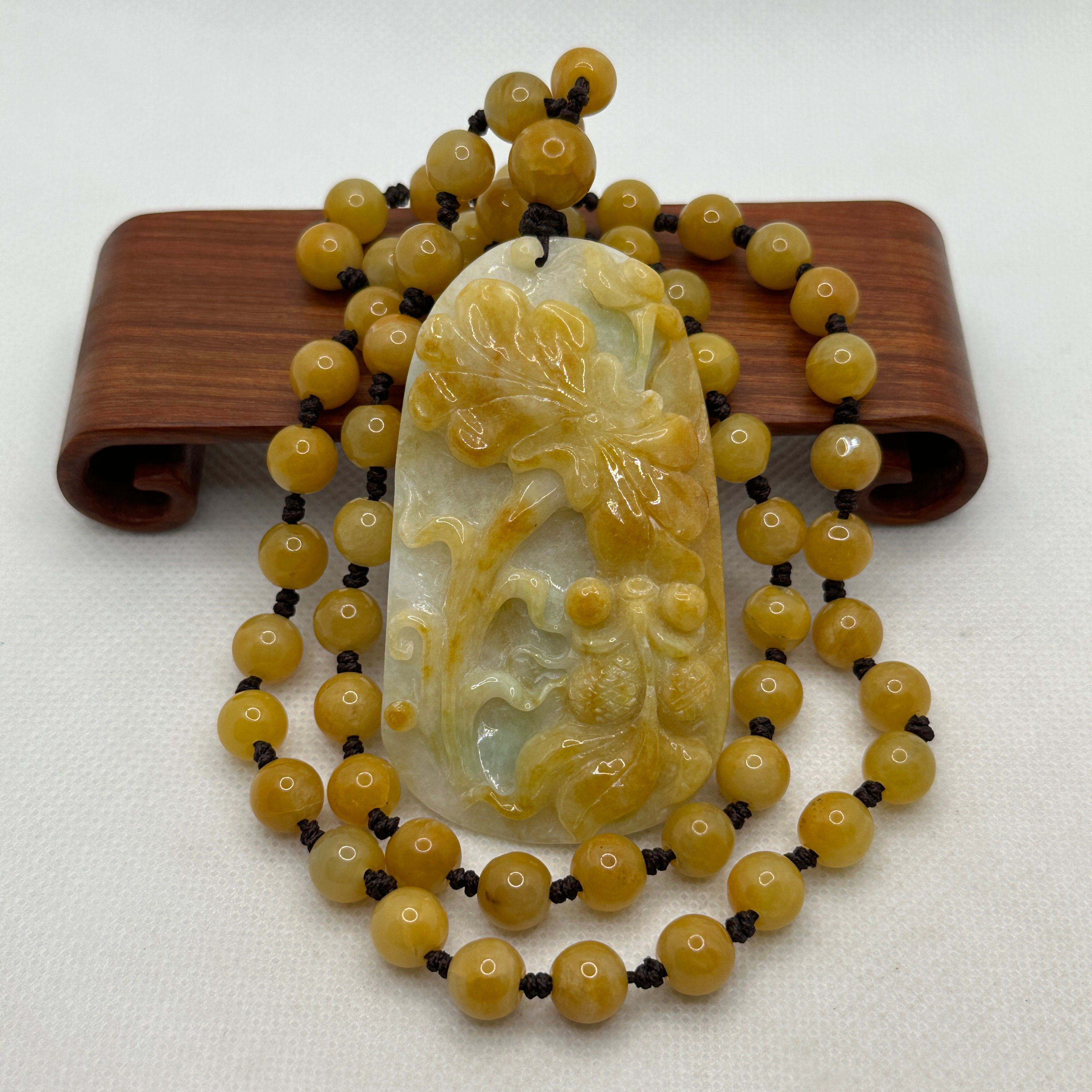 〈 金 粼 ‧ 靈 魚 〉天然黃翡隨形浮雕飾 (附連項貫)