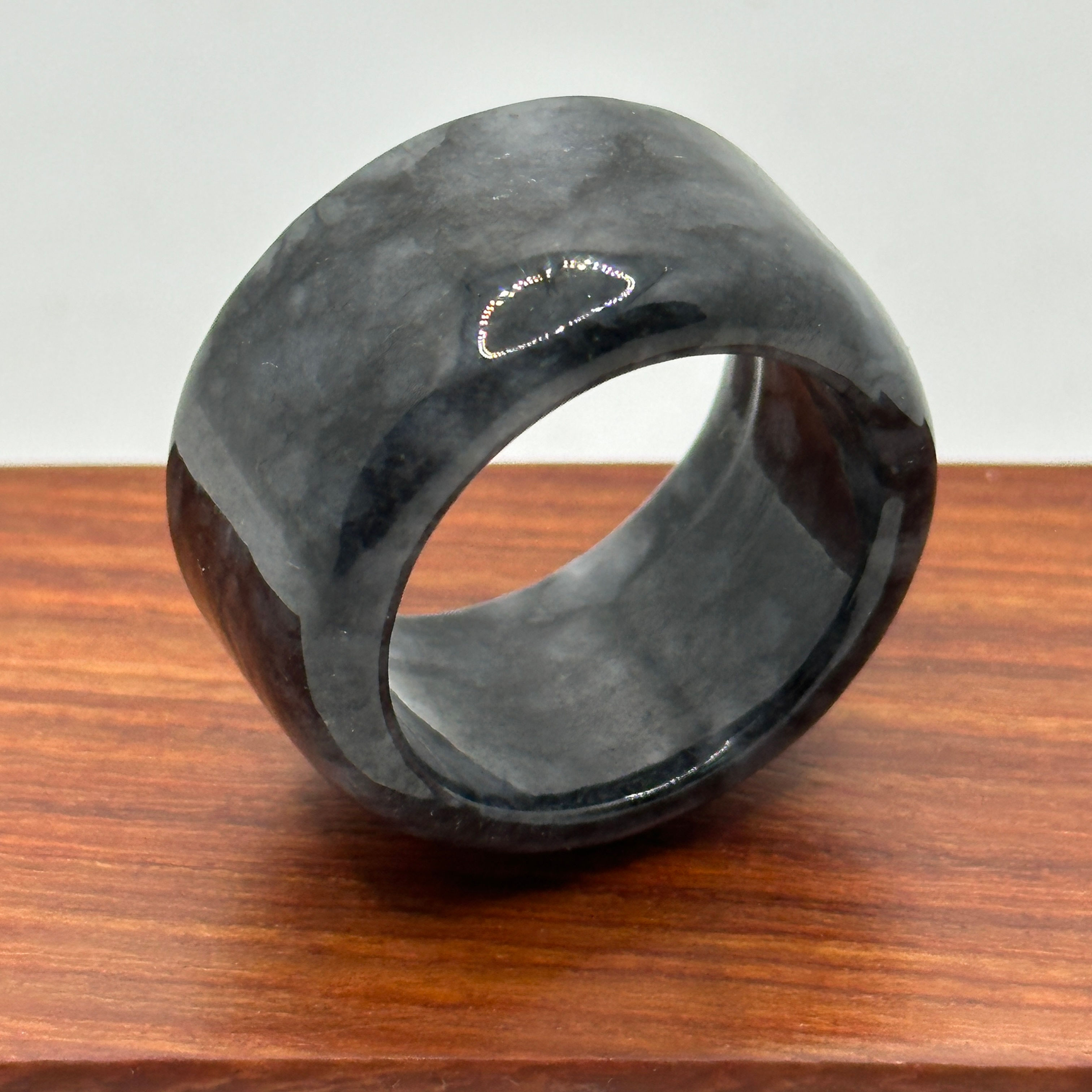 【玄墨玉韘】，一襲來自水墨系翡翠的深邃出眾