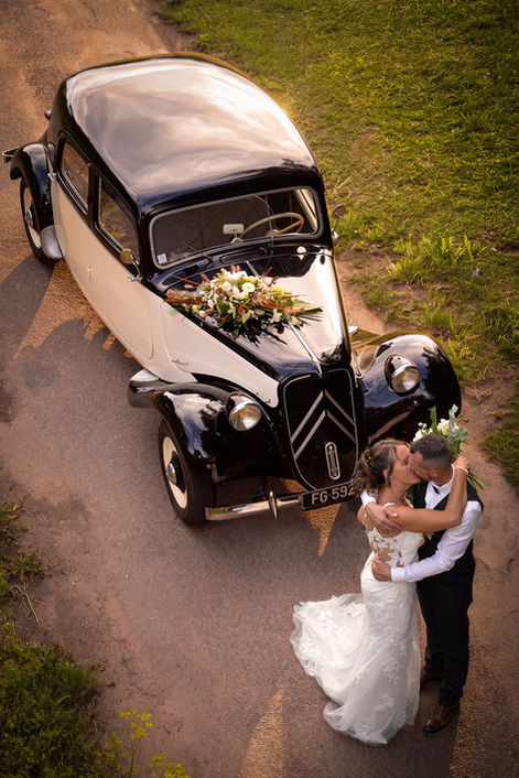 photo de couple mariage avec voiture ancienne