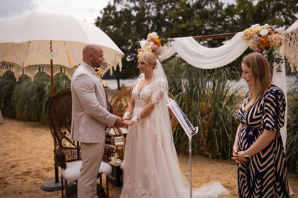 Lisa Schalles Freie Traurednerin während der freien Trauung im Sand.