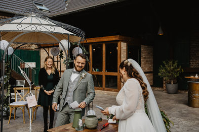 Freie Traurednerin Lisa Schalles von Ehrenworte während der Freien trauung mit einem Ritual für die Eheversprechen in Bergheim auf dem Millianshof.