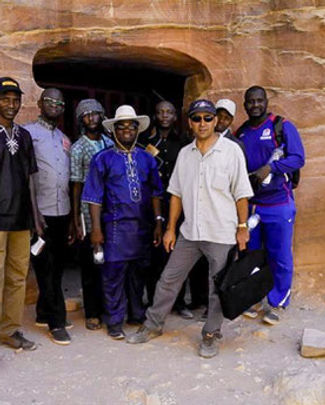 groupe-de-touristes-devant-l-entrée-d-une-grotte-à-petra.jpg