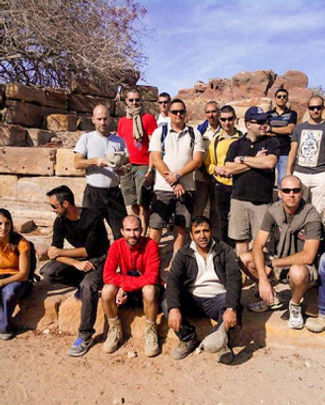 photo-de-groupe-en-visite-à-petra.jpg