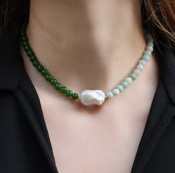 Timeless elegance: Vintage Pearl Necklace with green and blue beads, a striking white pearl centerpiece. Elevate your style.