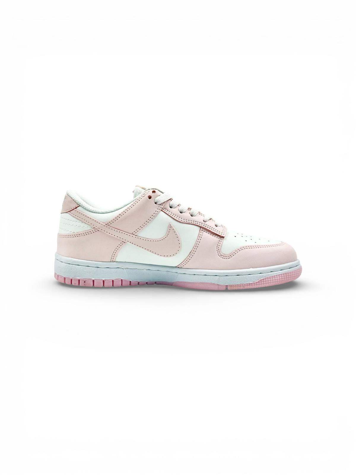 Nike Dunk Low – ורוד בהיר עם לבן