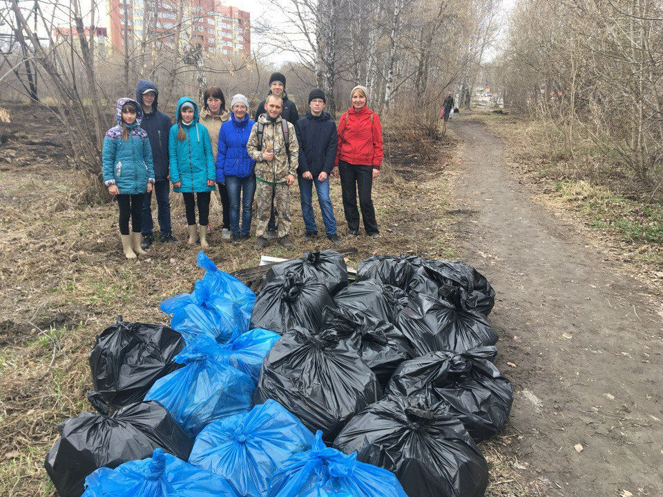 Вот это да! На ОбъГэсе с одной тропинки 30 мешков. Самая ходовая в микрорайоне, а будто никто и не замечал всего этого! Мои активисты, да ещё и с родителями, молодцы!