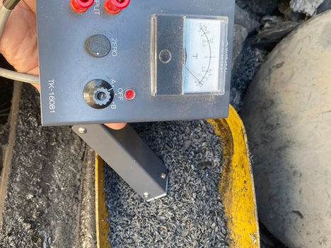 籾殻・木の皮などで試験製炭を行いました（2025年10月）