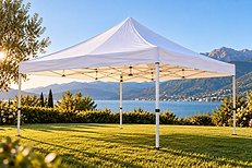 Location de barnum pliant blanc pour réception en extérieur avec vue sur le lac d’Annecy et les montagnes