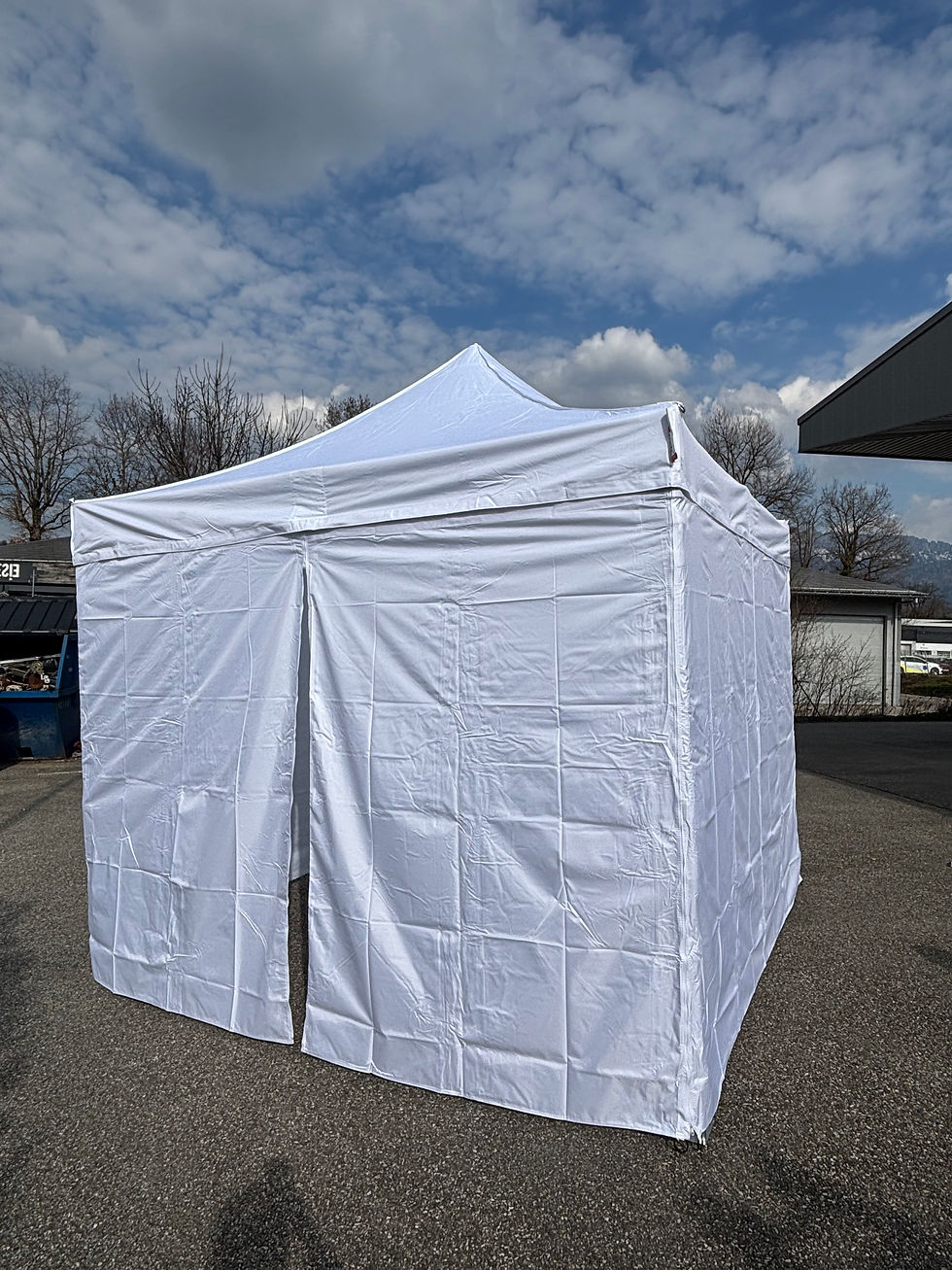 Barnum 3x3m avec bache de couverture sur les cotés lors d'une location sur Annecy