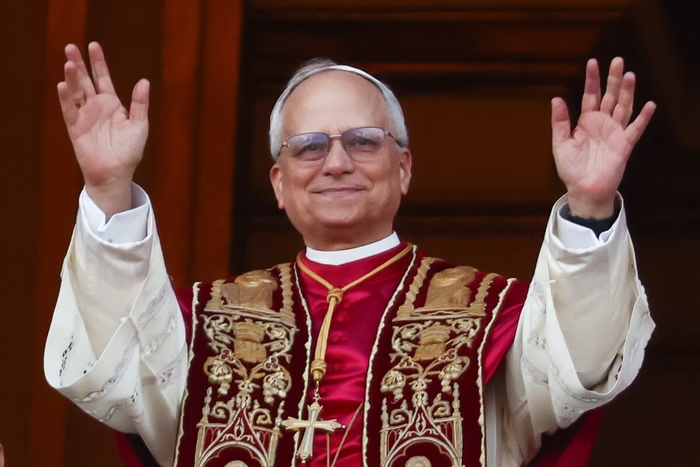 O Papa Leão XIV usou a mozeta de verão em sua primeira aparição aos fiéis. / Imagens: Google