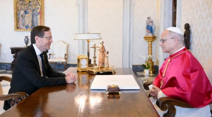 Leão XIV condena antissemitismo em conversa com presidente de Israel. / Imagens: Google