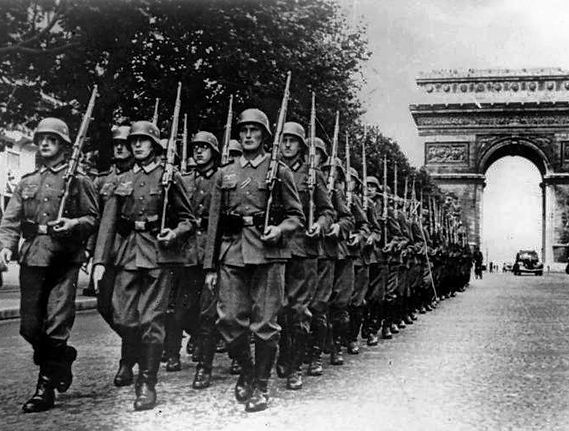 Bundesarchiv_Bild_146-1994-036-09A,_Paris,_Parade_auf_der_Champs_Elysée.jpg