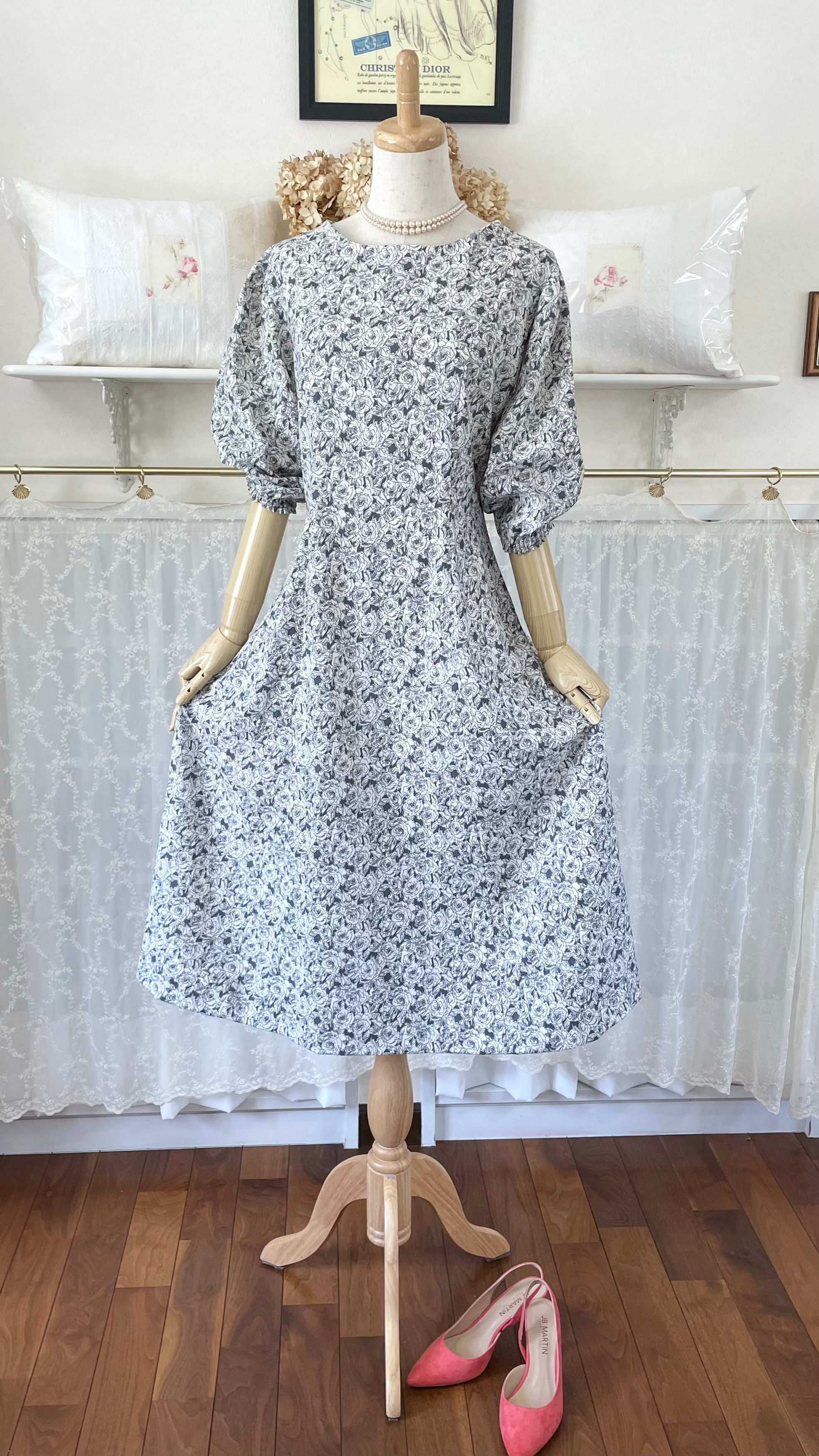 薔薇柄コットンリネンのフレアワンピース『ローズプリント・綿麻・Aライン・ギャザー袖・ロング・クラシカル』