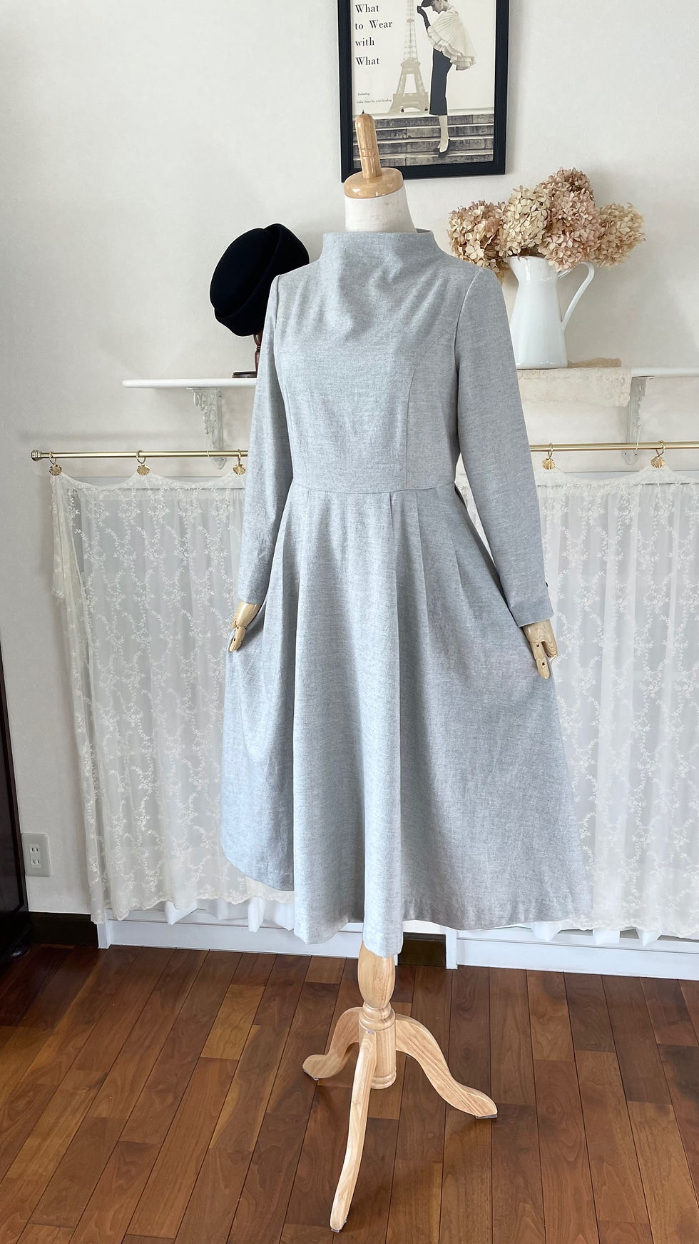 ウールのロングワンピース『軽くて暖かいライトグレーの洗えるウール!ボトルネック・タックスカート』春先まで!