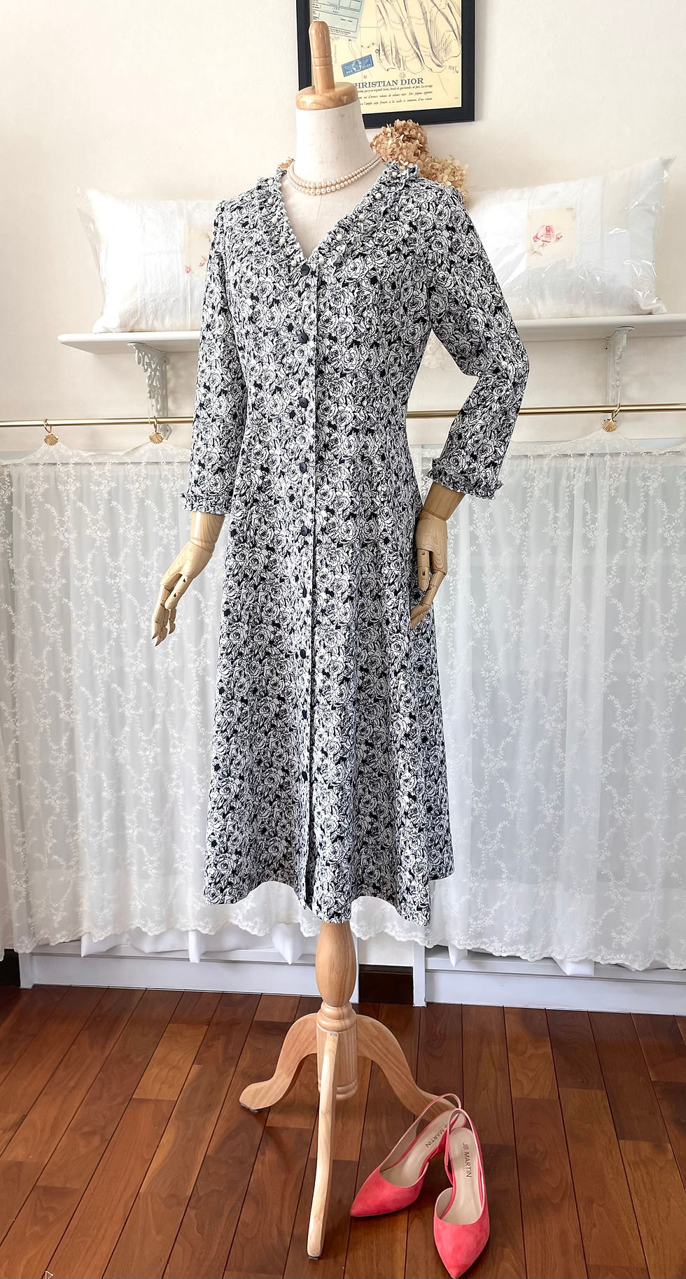 サムネイル： コットンリネンの薔薇柄フレアワンピース＜A >『黒・前開き・綿麻・フリル＆パール・八分袖』