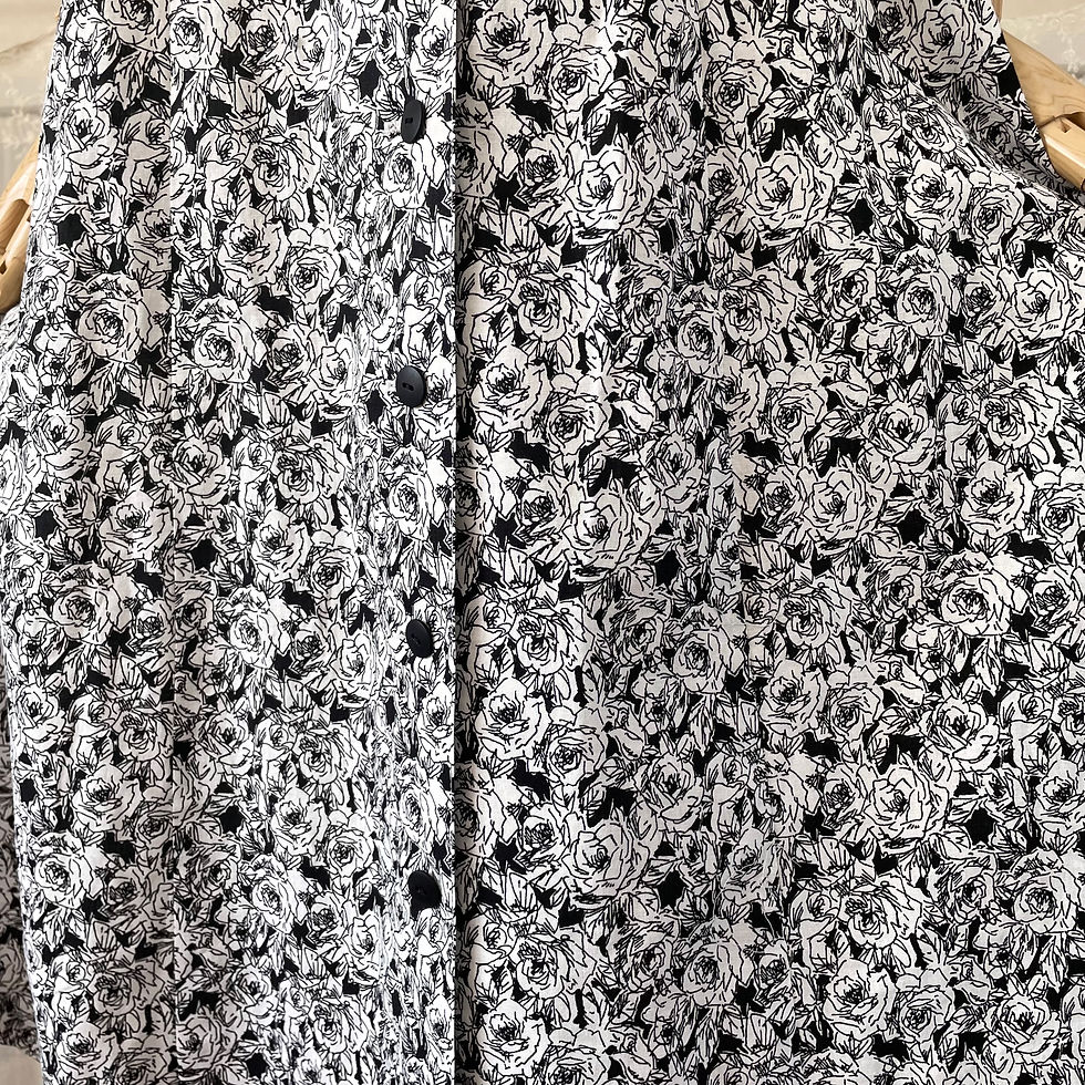 サムネイル： コットンリネンの薔薇柄フレアワンピース＜A >『黒・前開き・綿麻・フリル＆パール・八分袖』