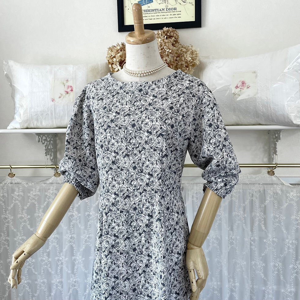 サムネイル： 薔薇柄コットンリネンのフレアワンピース『ローズプリント・綿麻・Aライン・ギャザー袖・ロング・クラシカル』