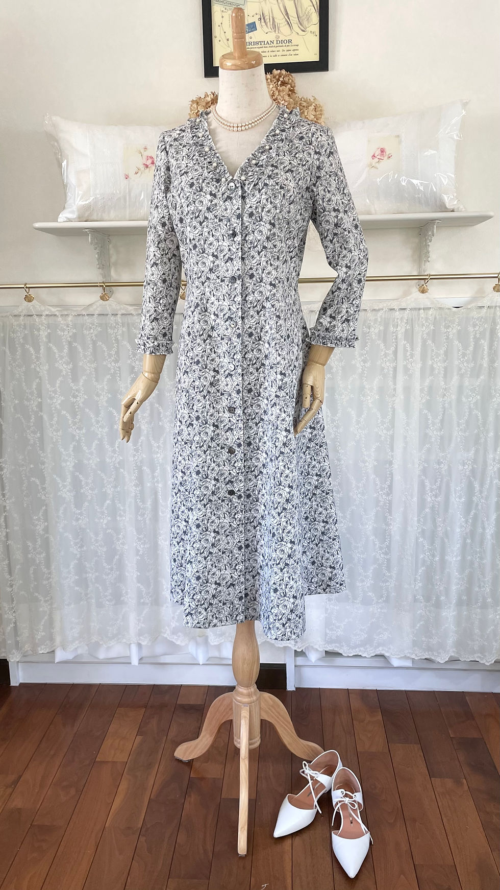 サムネイル： コットンリネンの薔薇柄フレアワンピース＜B＞『グレー・前開き・綿麻・フリル＆パール・八分袖』