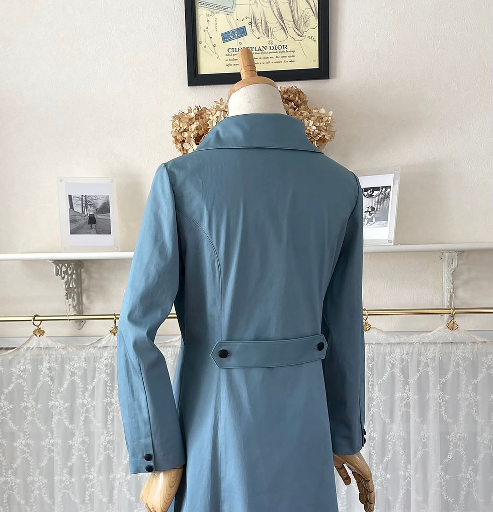 サムネイル： スモーキーブルーの襟付きフレアワンピース『クララ』パリのコットン・前開き・ロング・コート・シンプルシック・くすみカラー・ニュアンスカラー