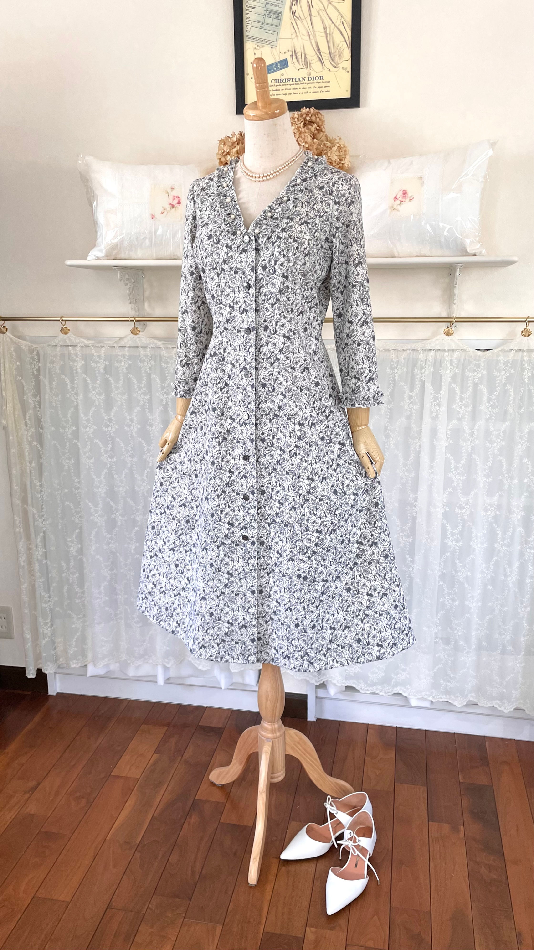 コットンリネンの薔薇柄フレアワンピース<B>『グレー・前開き・綿麻・フリル&パール・八分袖』