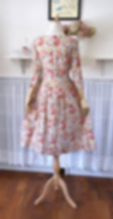 サムネイル： レトロな雰囲気の大人の花柄ワンピース『１点のみ・涼しく・軽く・ふんわり〜』