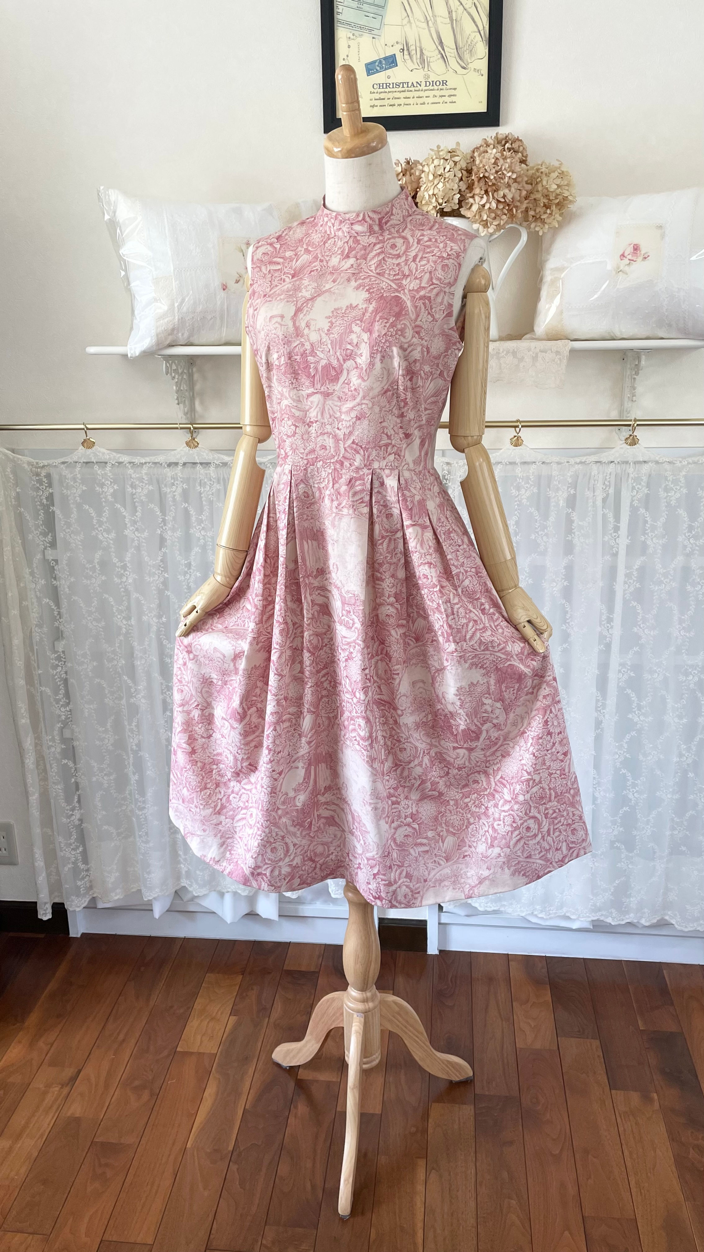 スタンドカラーのノースーリーブワンピース『アビー・NS』"トワル・ド・ジュイ"・田園風景・クラシカルなコットンワンピース