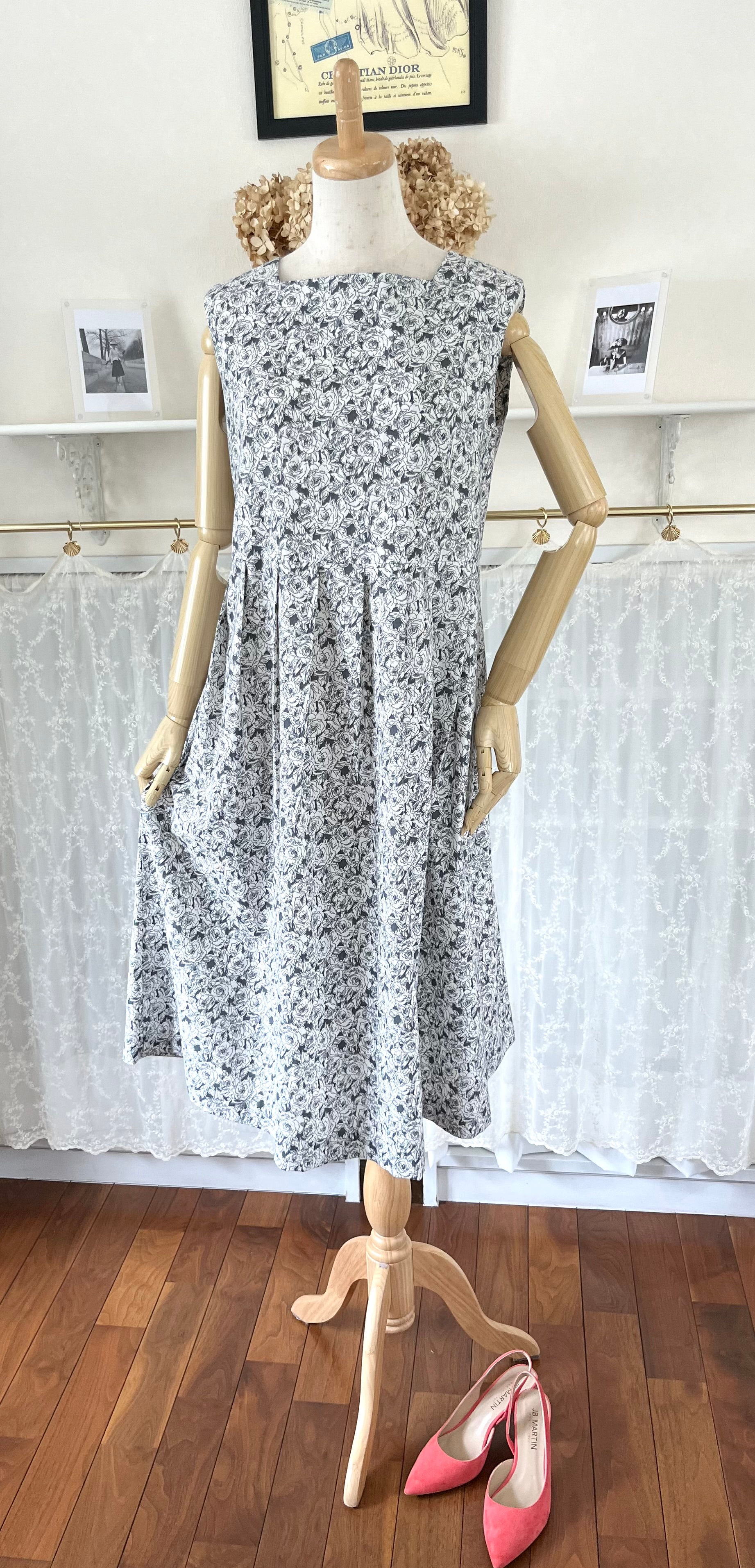 花柄コットンリネンのノースリーブワンピース『サリー』綿麻・グレー系・スクエアネック・タックスカート・ジャンパースカート・ロング・ゆったり