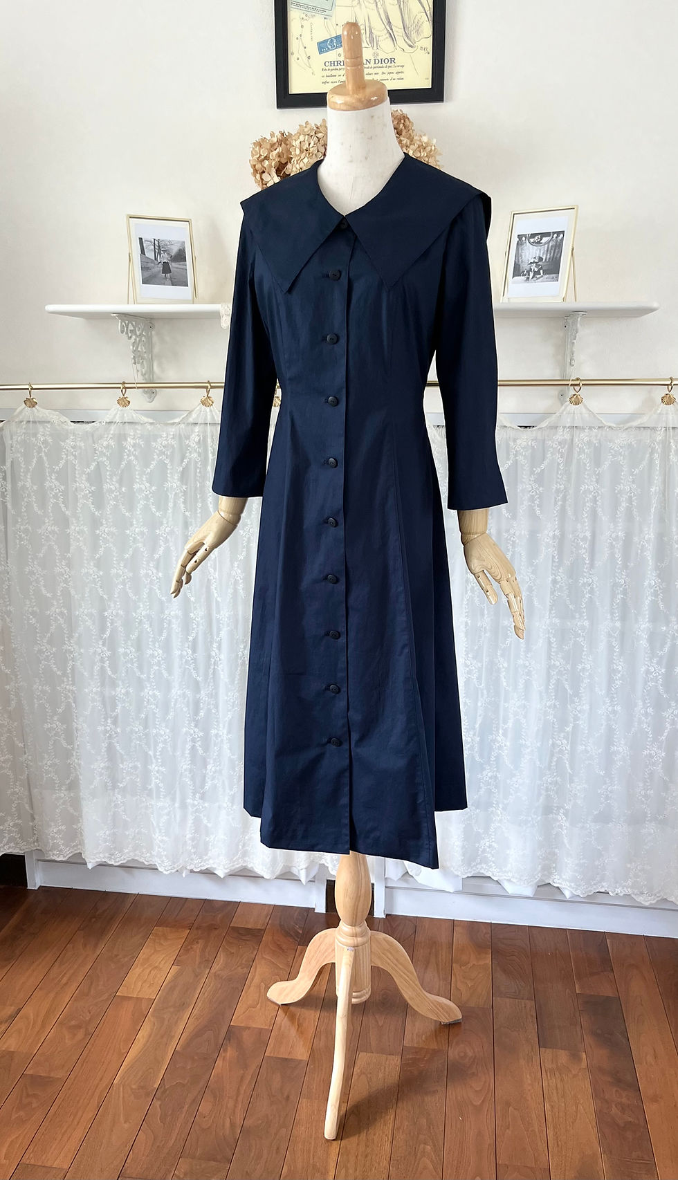 サムネイル： 紺色のコットン襟付きフレアワンピース『ステラ』前開き・セーラーカラー・七分袖・ロング