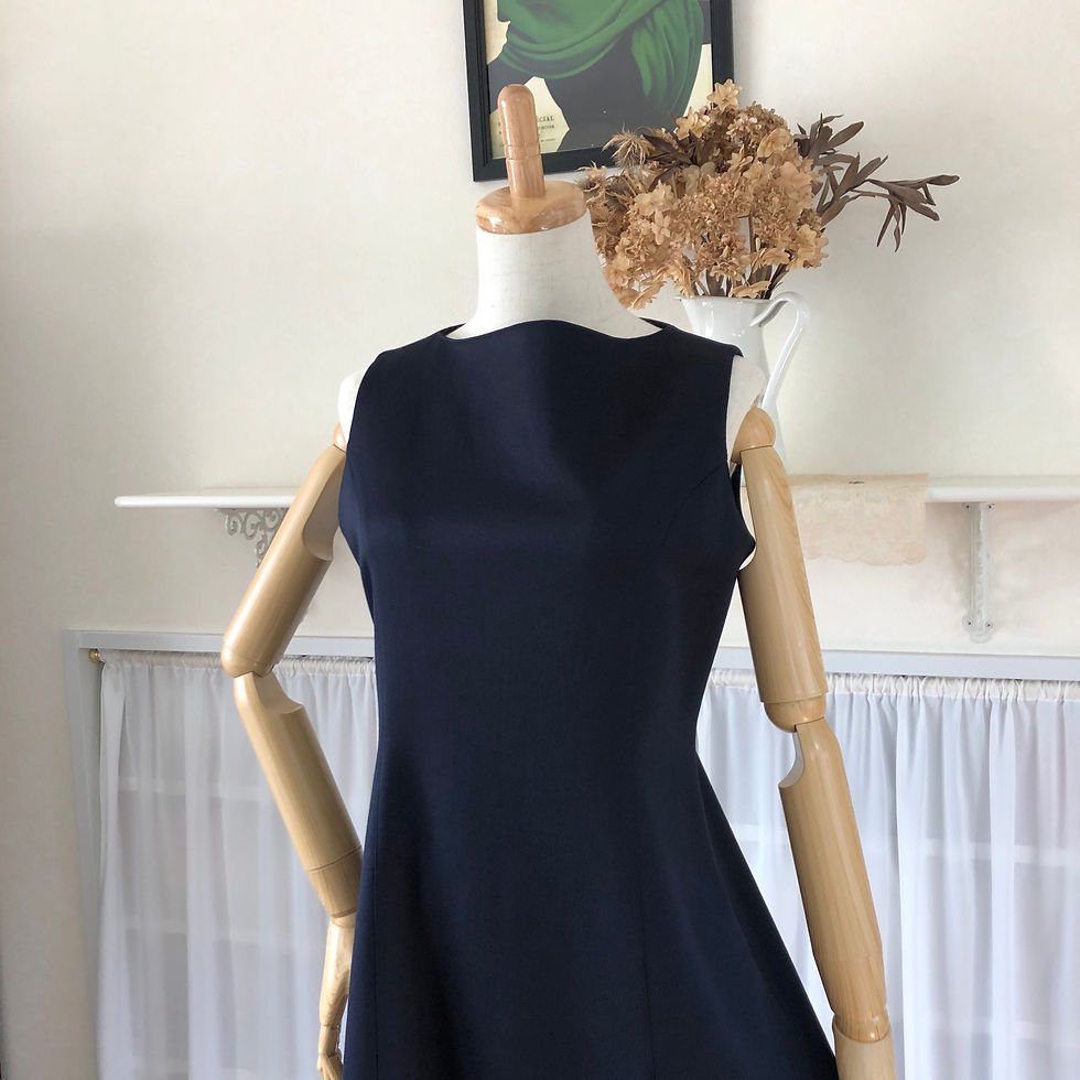 サムネイル： 〈チャリティ品〉ニットのフレアワンピース『ノースリーブ・ロング丈・濃紺』秋のコーデを楽しんで！