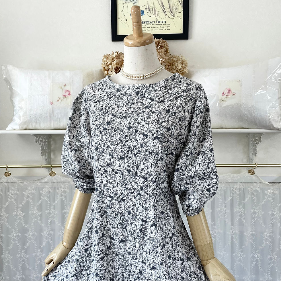 サムネイル： 薔薇柄コットンリネンのフレアワンピース『ローズプリント・綿麻・Aライン・ギャザー袖・ロング・クラシカル』