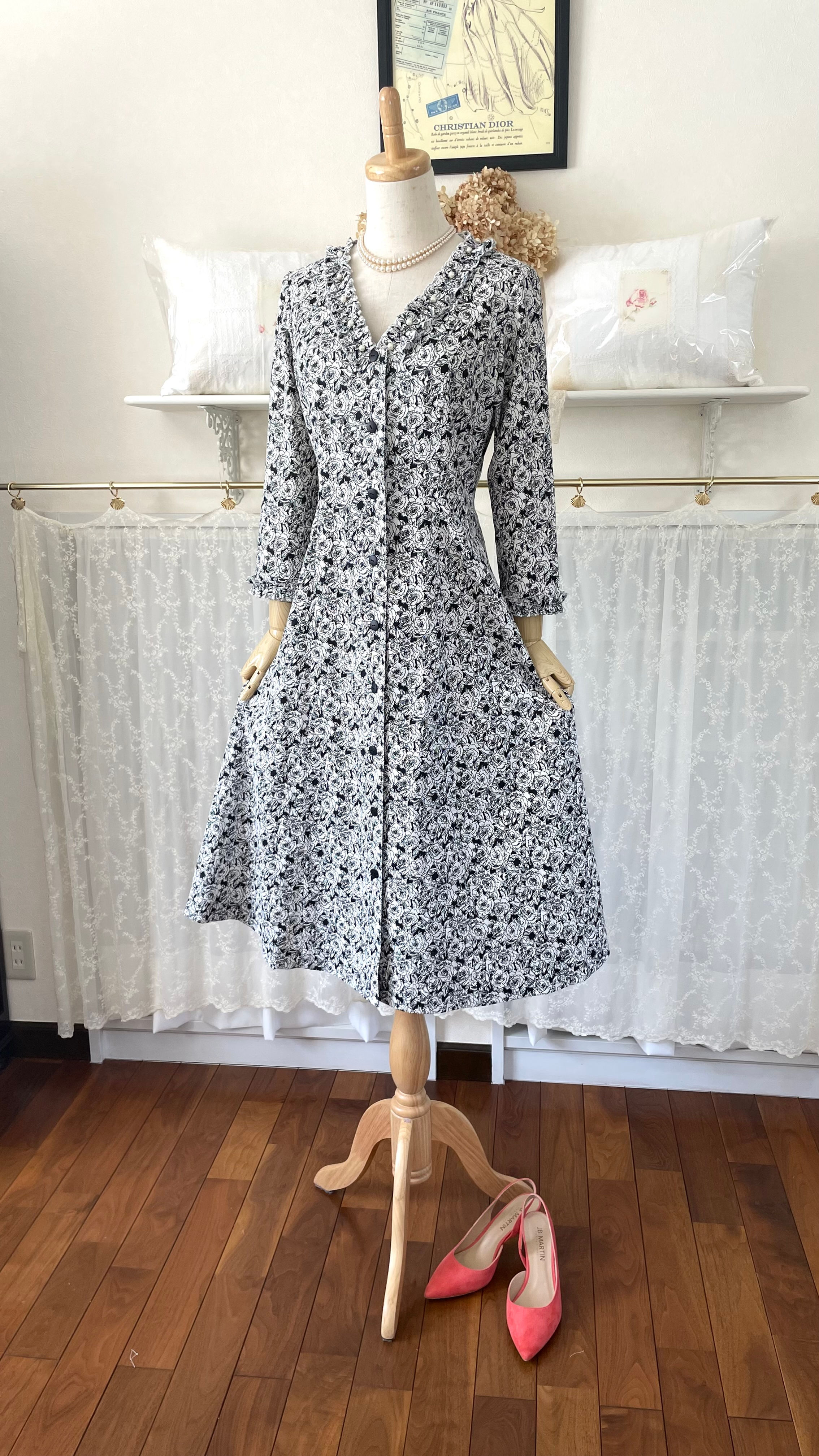 コットンリネンの薔薇柄フレアワンピース<A >『黒・前開き・綿麻・フリル&パール・八分袖』