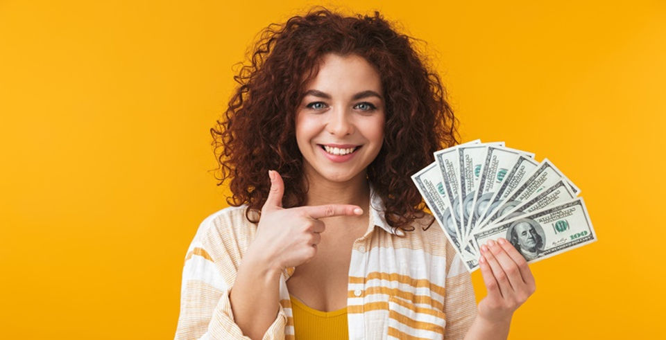 25305653holding.cash.jpg