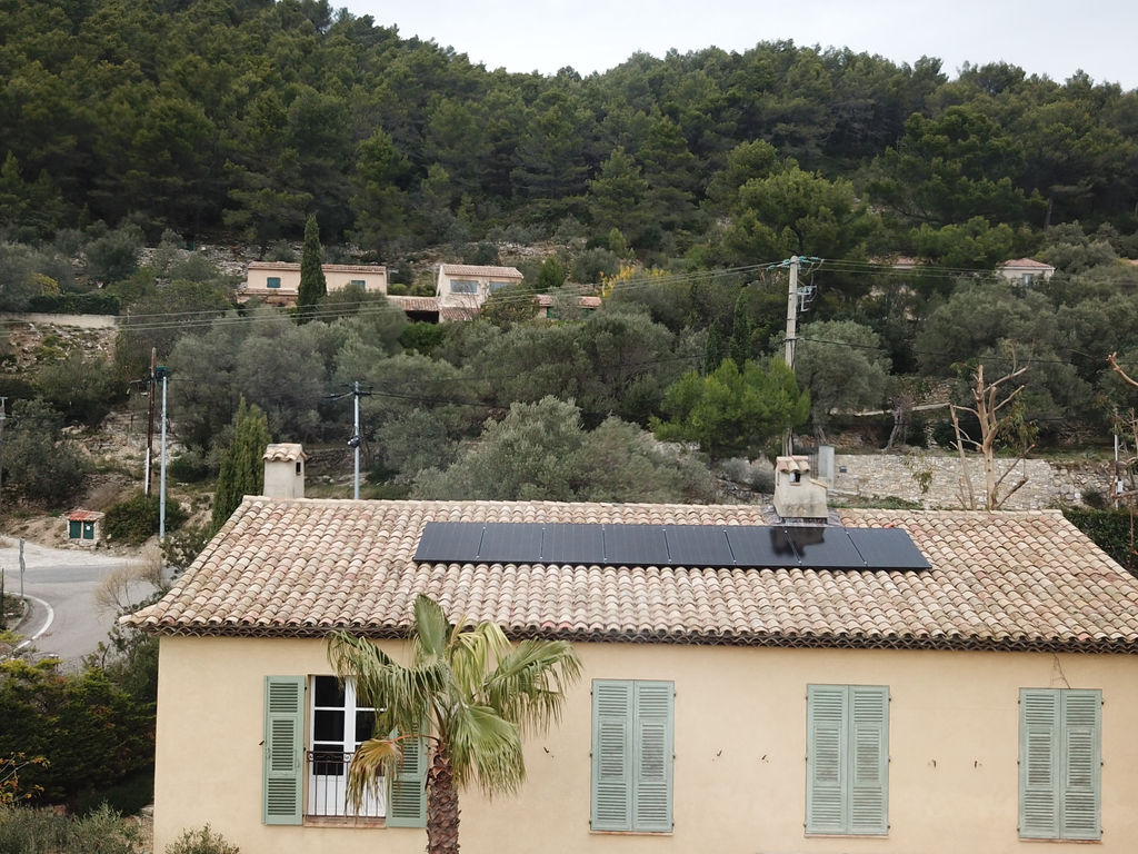 Maison individuelle de face, avec une pose en surimposition de panneaux photovoltaïque