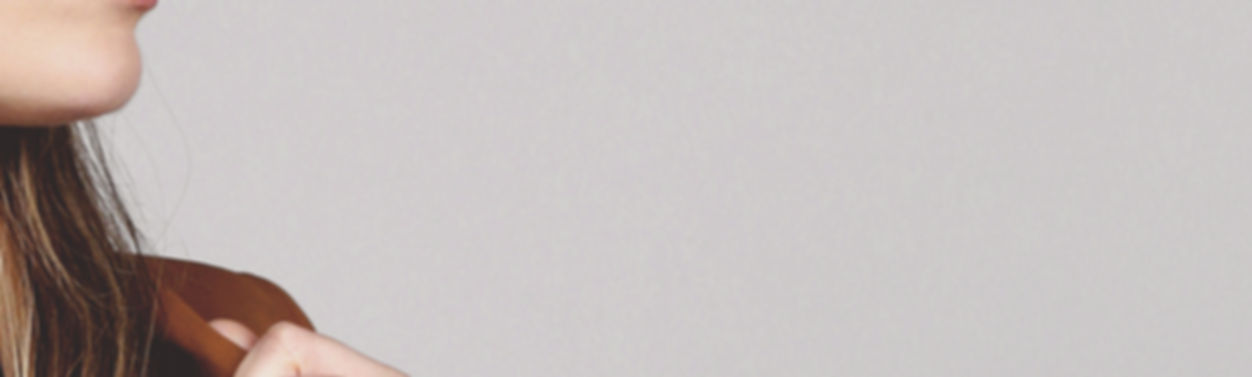 Modello in giacca marrone