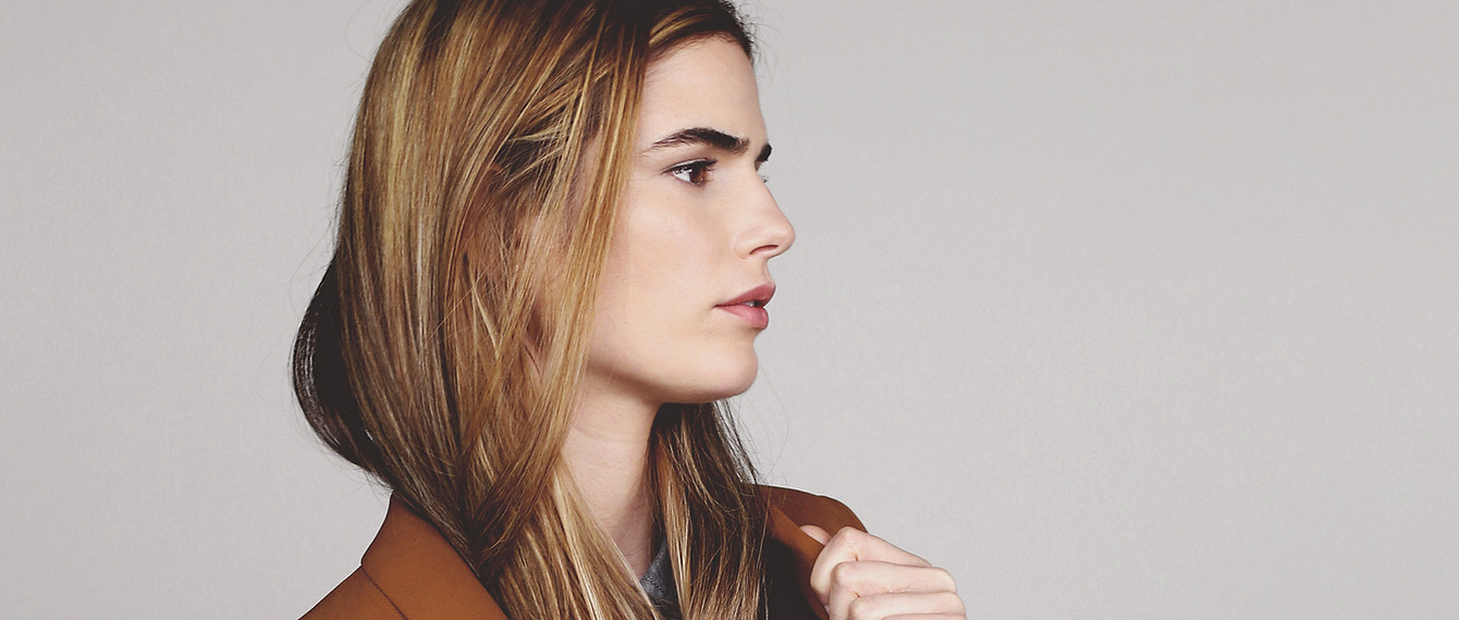 Modelo en chaqueta marrón
