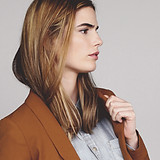 Model w brązowy żakiet